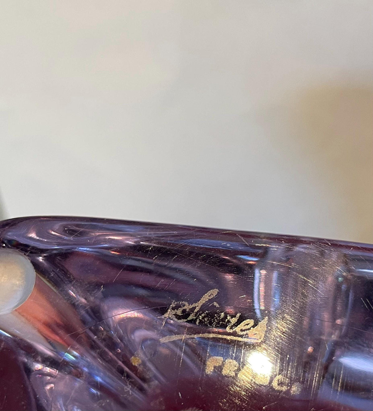 Signed Cristal de Sèvres neodymium glass table lamp with blue-lilac crystal