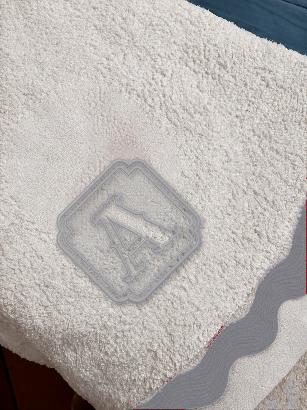 White 70 × 140 cm Italian cotton towel, model 01 framed monogram, Light Grey embroidery