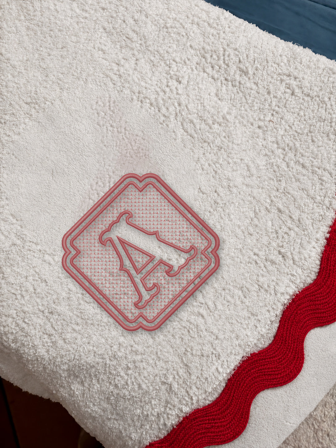 White 70 × 140 cm Italian cotton towel, model 01 framed monogram, Red embroidery