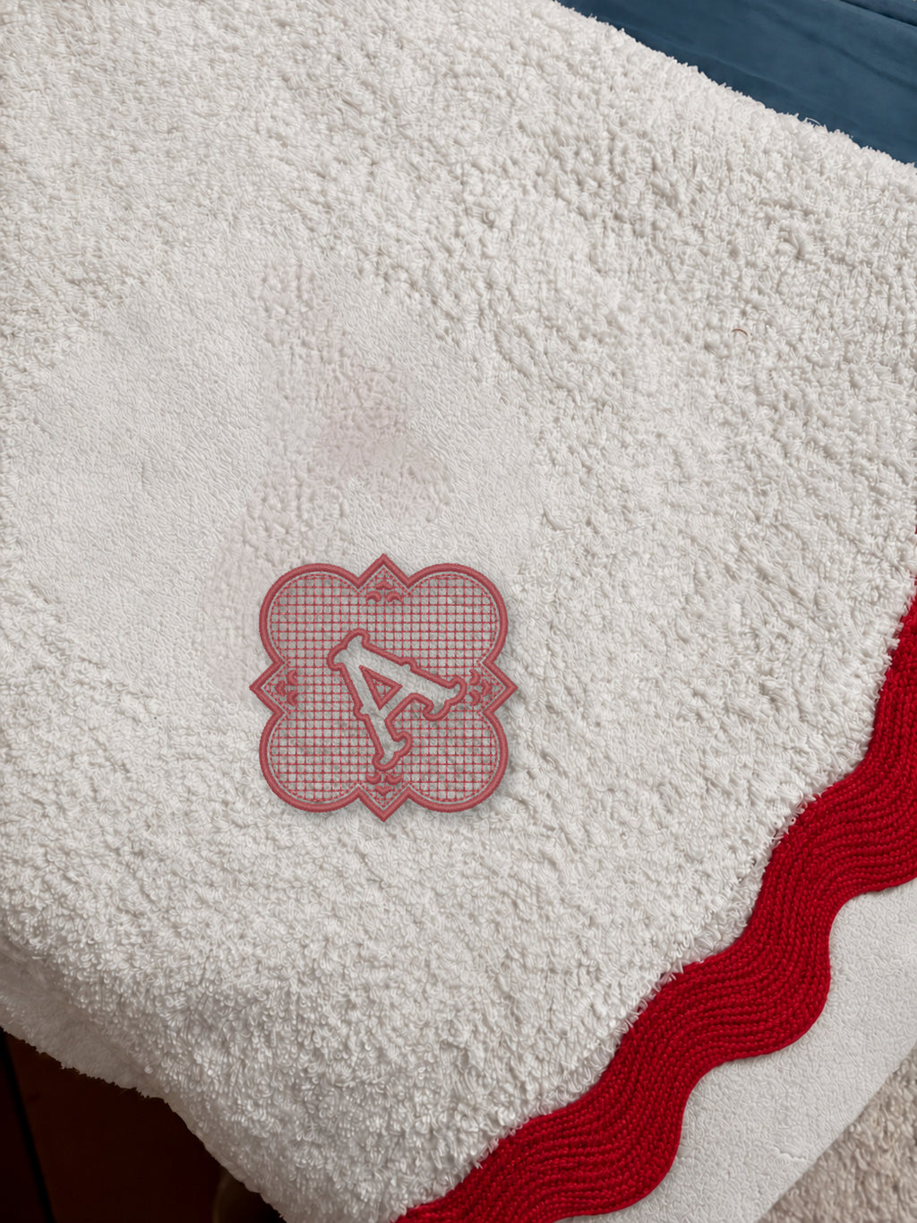 White 70 × 140 cm Italian cotton towel, model 02 framed monogram, Red embroidery