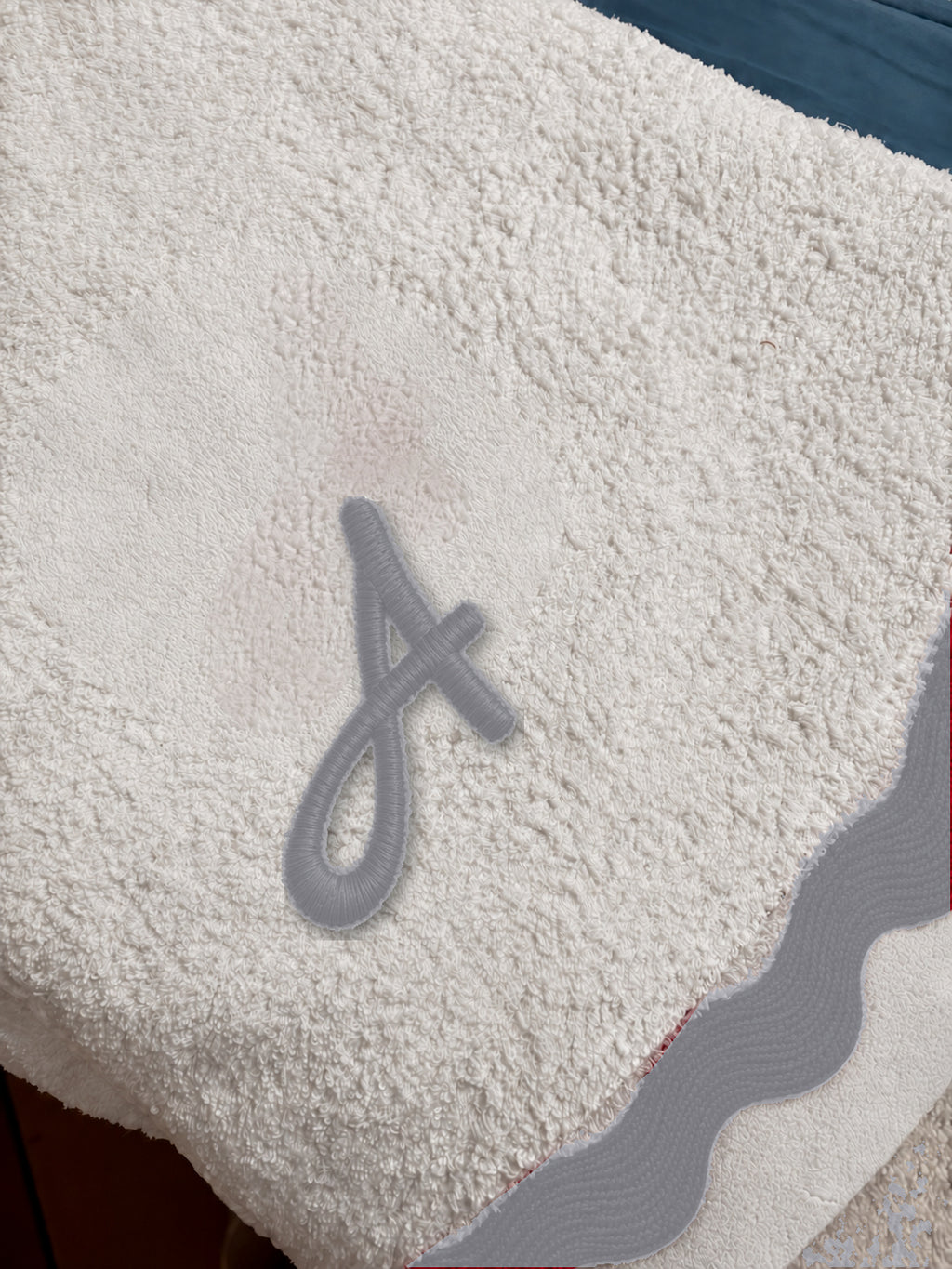 White 70 × 140 cm Italian cotton towel, model 03 single satin-stitch letter, Light Grey embroidery
