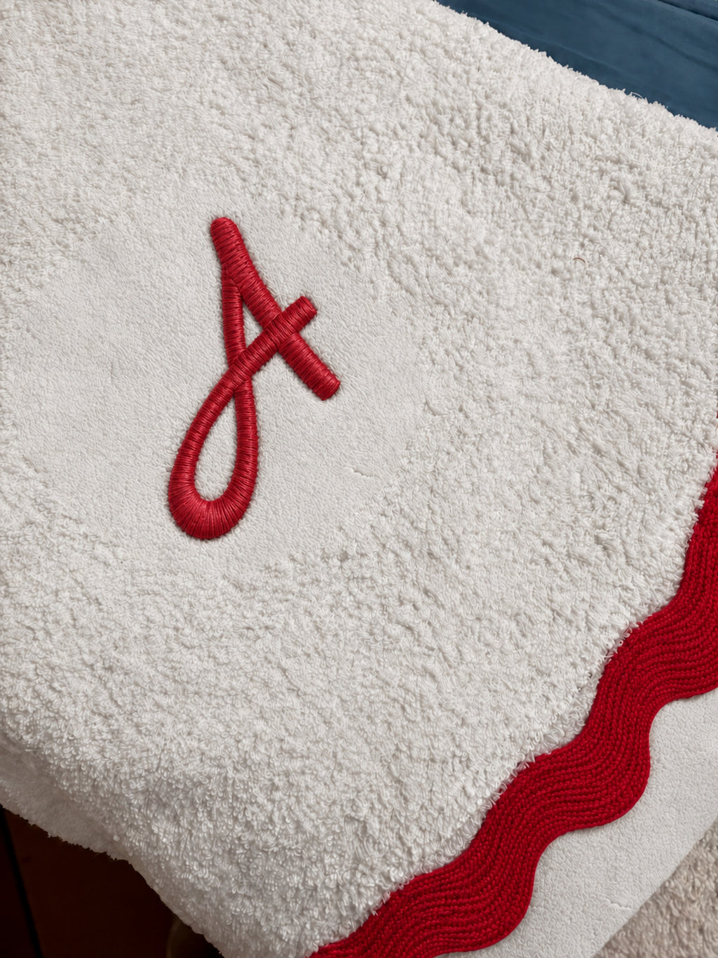 White 70 × 140 cm Italian cotton towel, model 03 single satin-stitch letter, Red embroidery