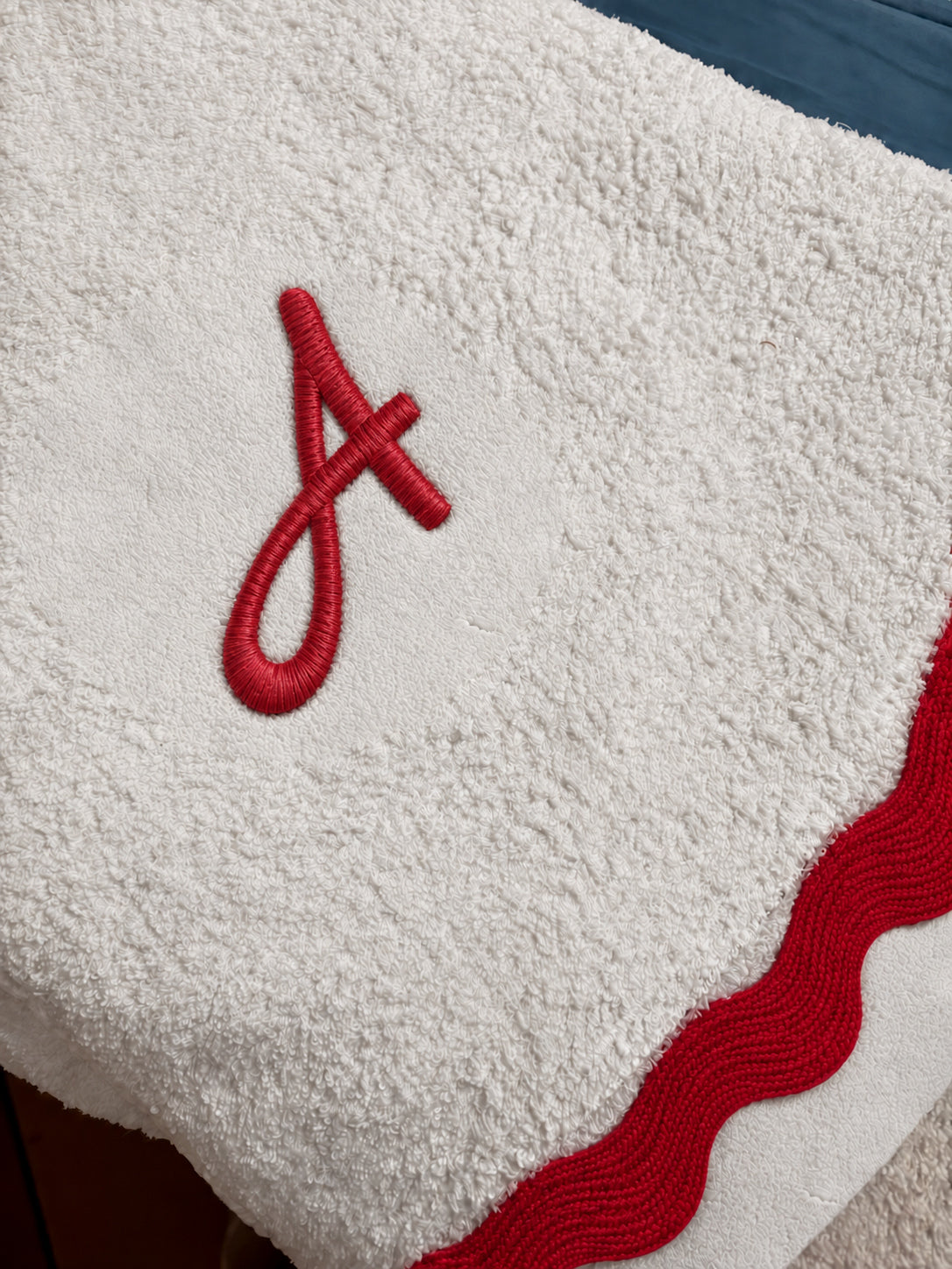 White 70 × 140 cm Italian cotton towel, model 03 single satin-stitch letter, Red embroidery
